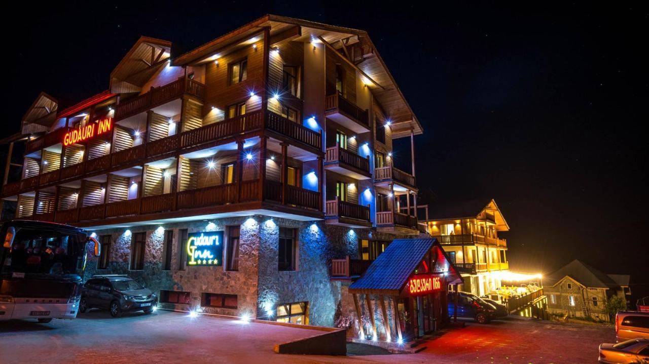 Gudauri Inn Екстериор снимка Night view of the resort