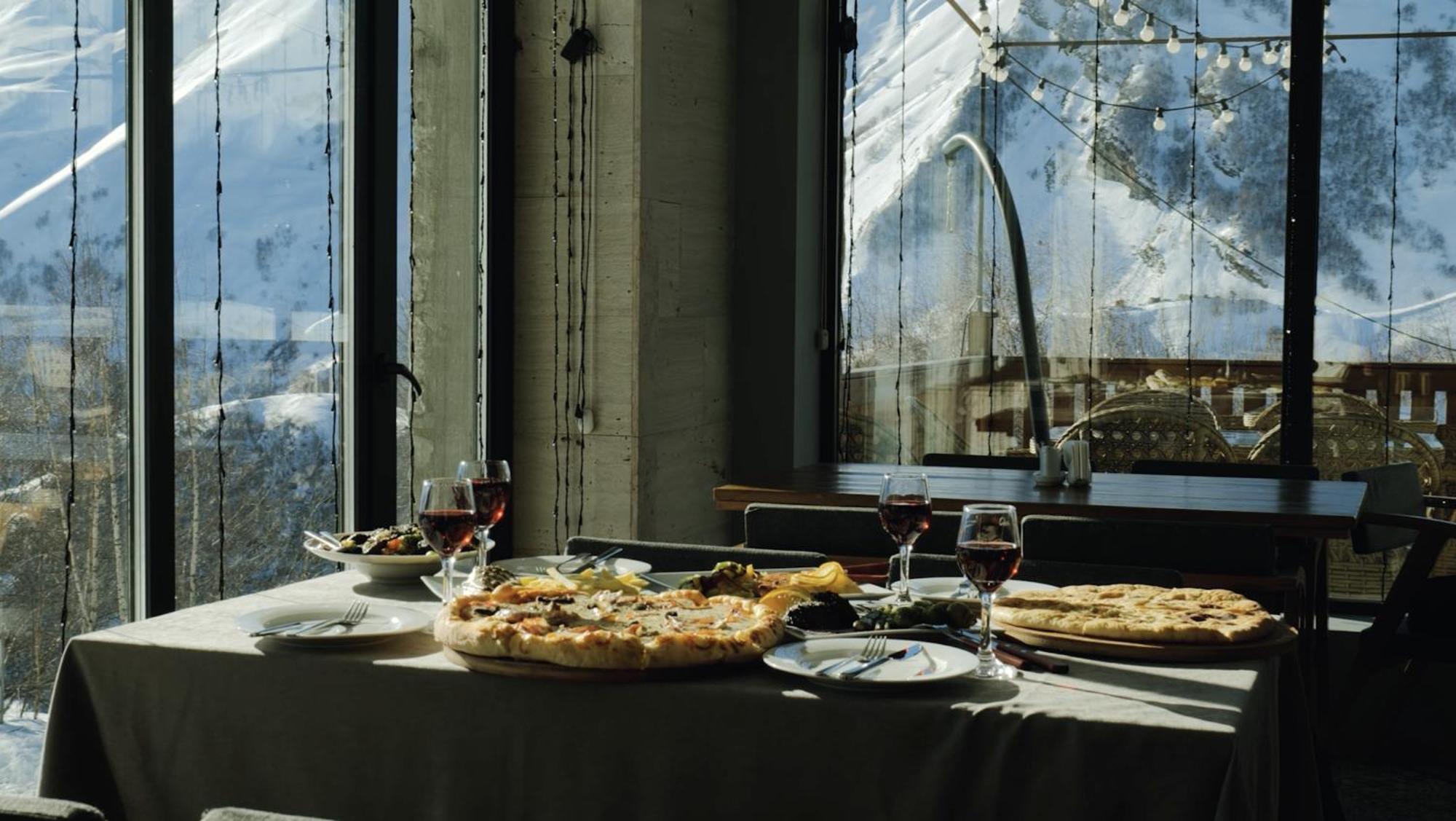 Gudauri Inn Екстериор снимка Restaurant