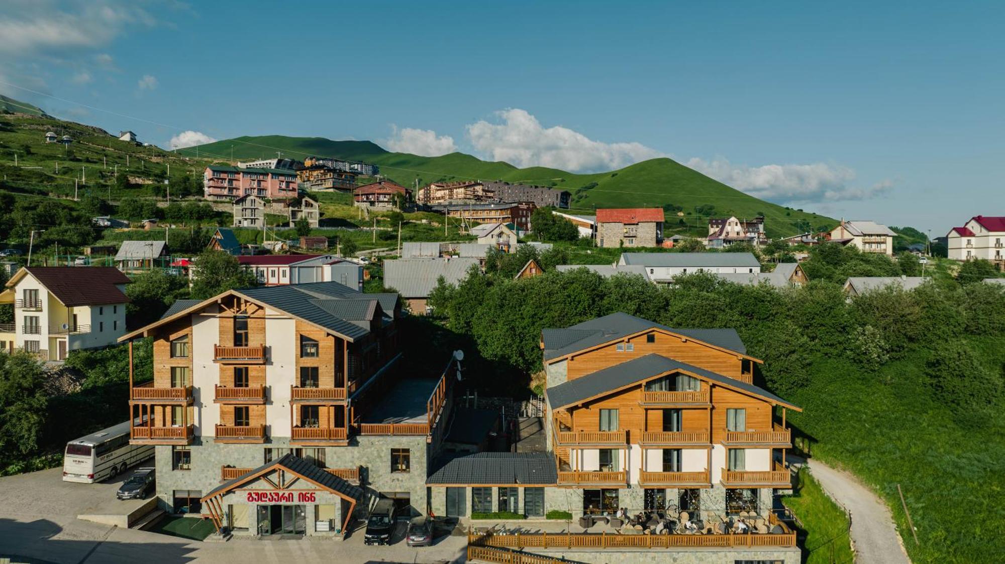 Gudauri Inn Екстериор снимка A general view of Mont-Saxonnex
