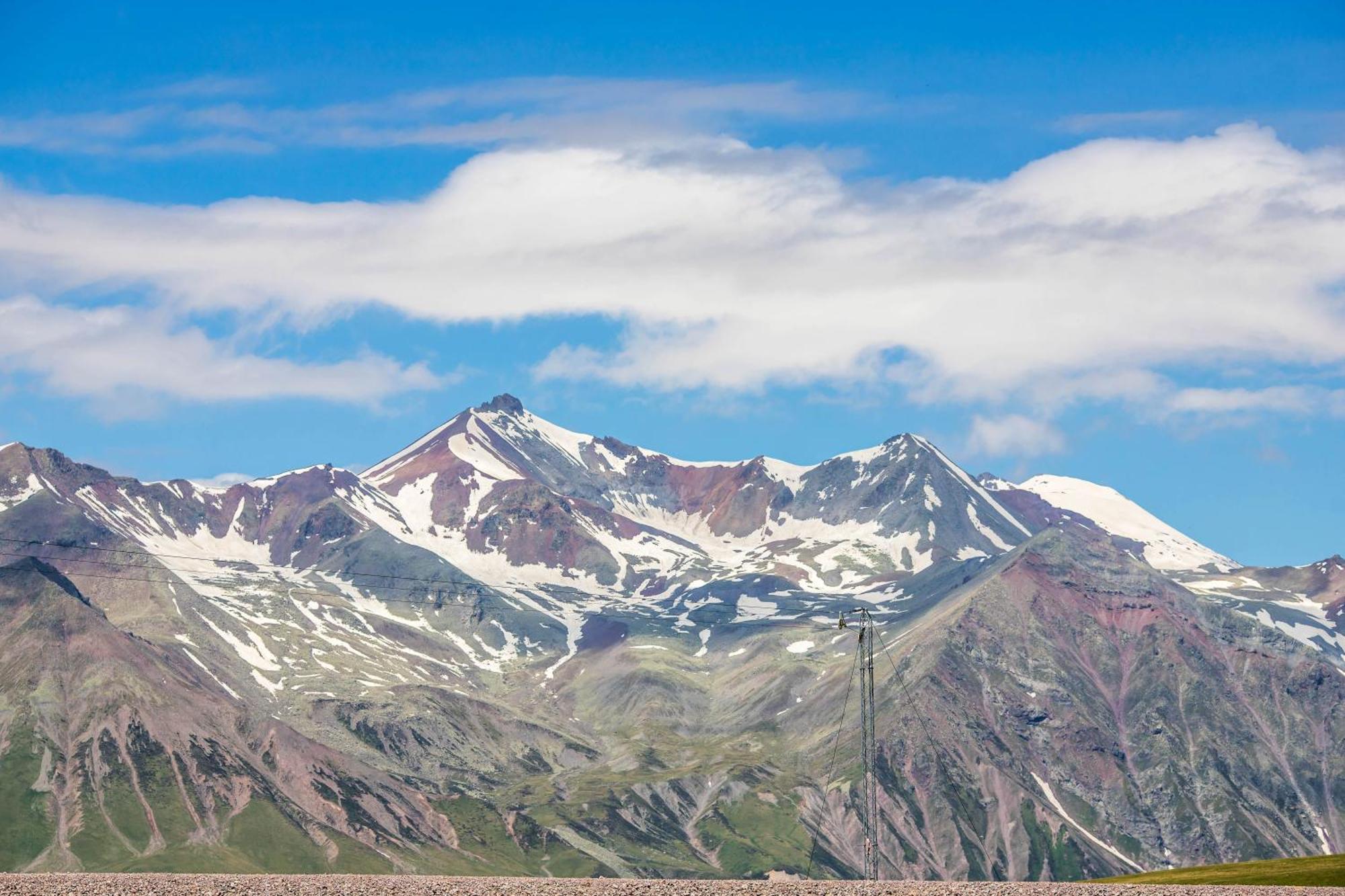 Gudauri Inn Екстериор снимка The group seen from the west
