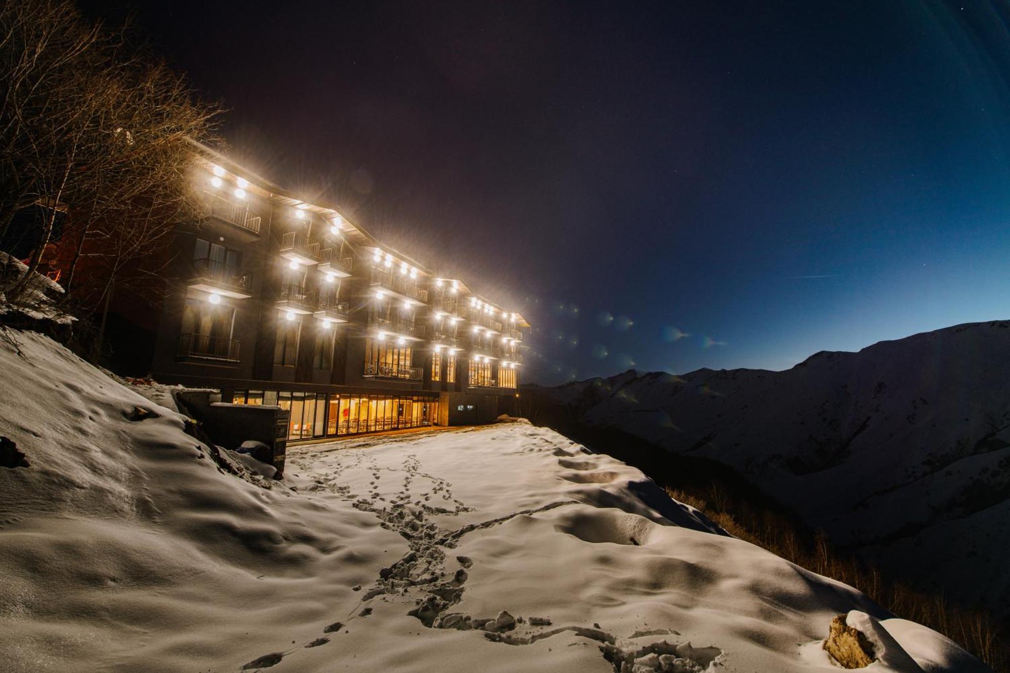 Gudauri Inn Екстериор снимка The hotel at night