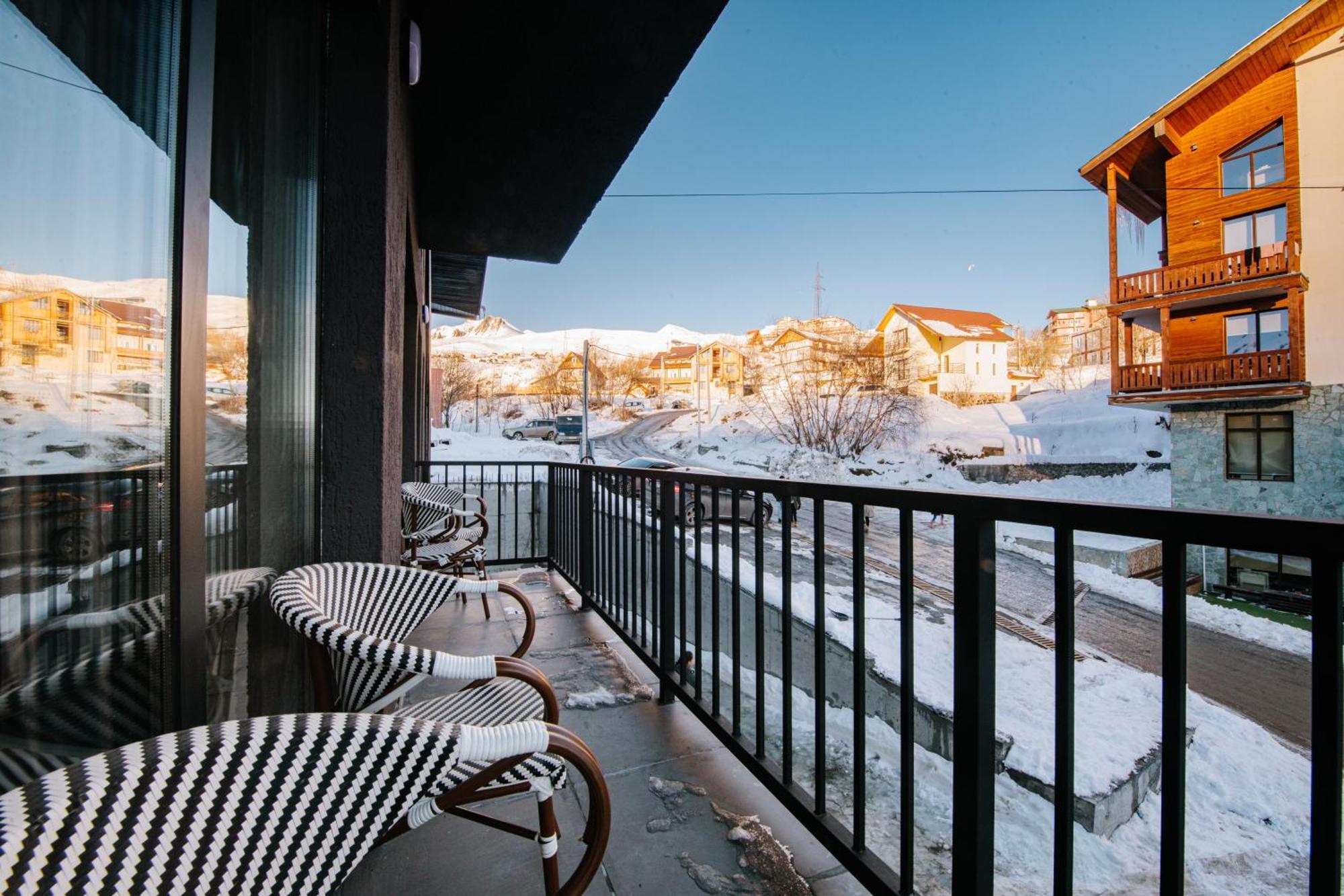 Gudauri Inn Стая снимка A balcony in the winter