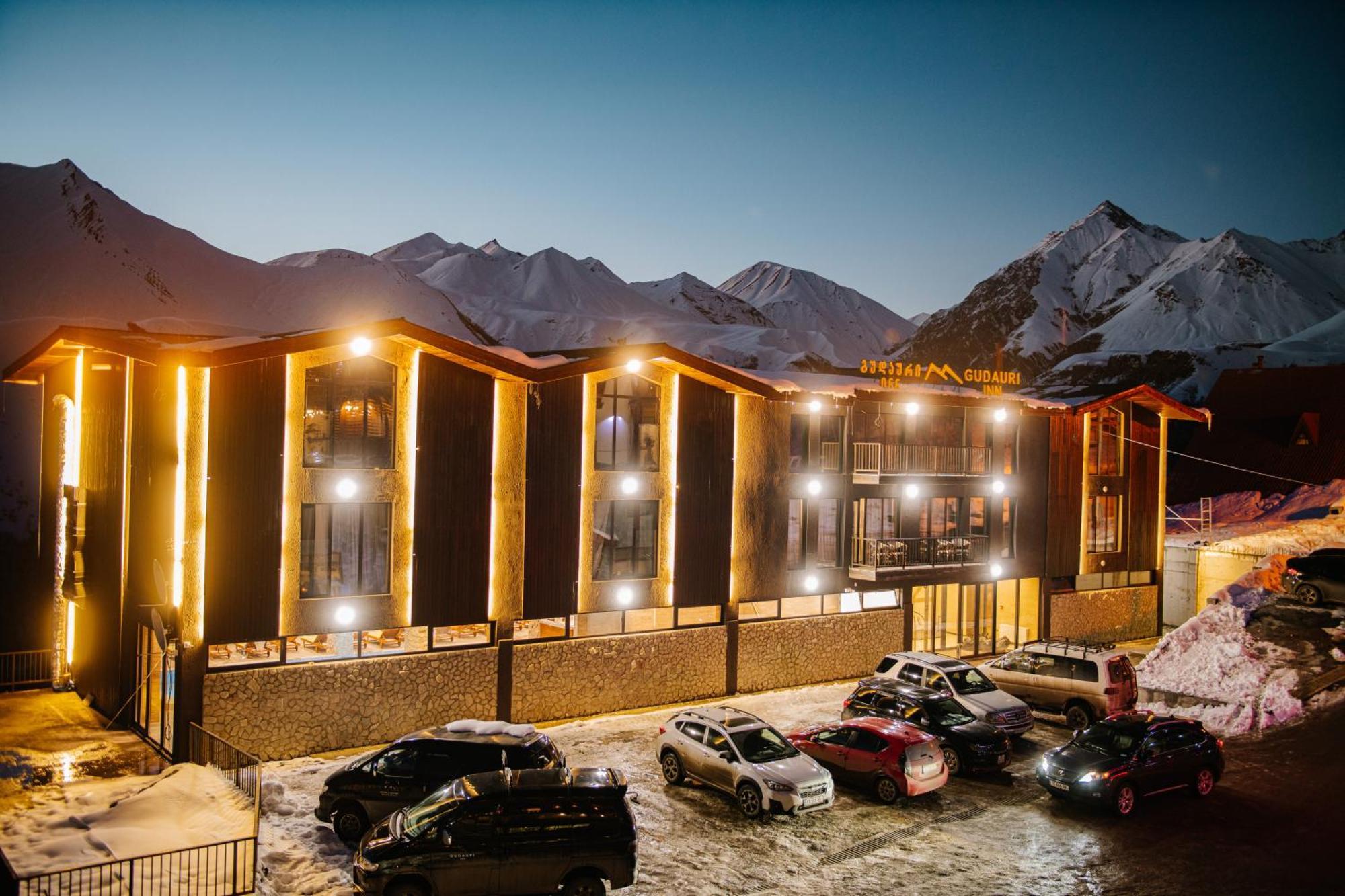 Gudauri Inn Екстериор снимка The hotel at night